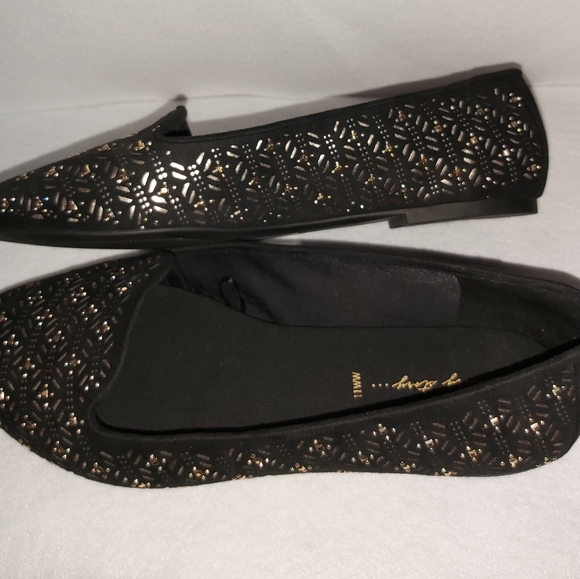 In Every Story Velvety Beaded Sandals - Picture 4 of 9